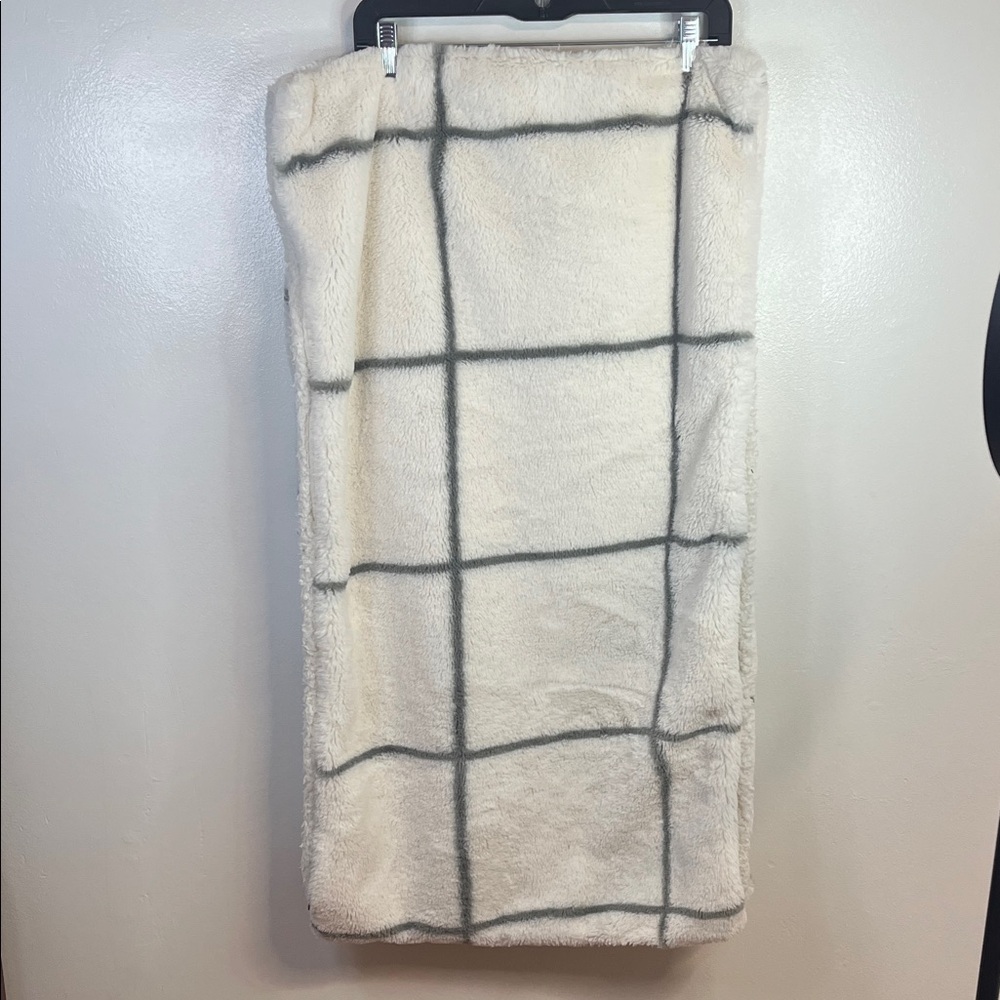 Set of 2 Koolaburra Soft Cream and Gray Grid Pillowcases